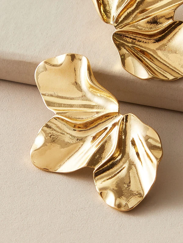 BRINCOS DOURADOS COM FORMATO DE FLOR